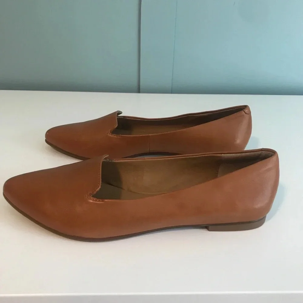 Trotters Women's Pointed Toe Leather Flats in Tan